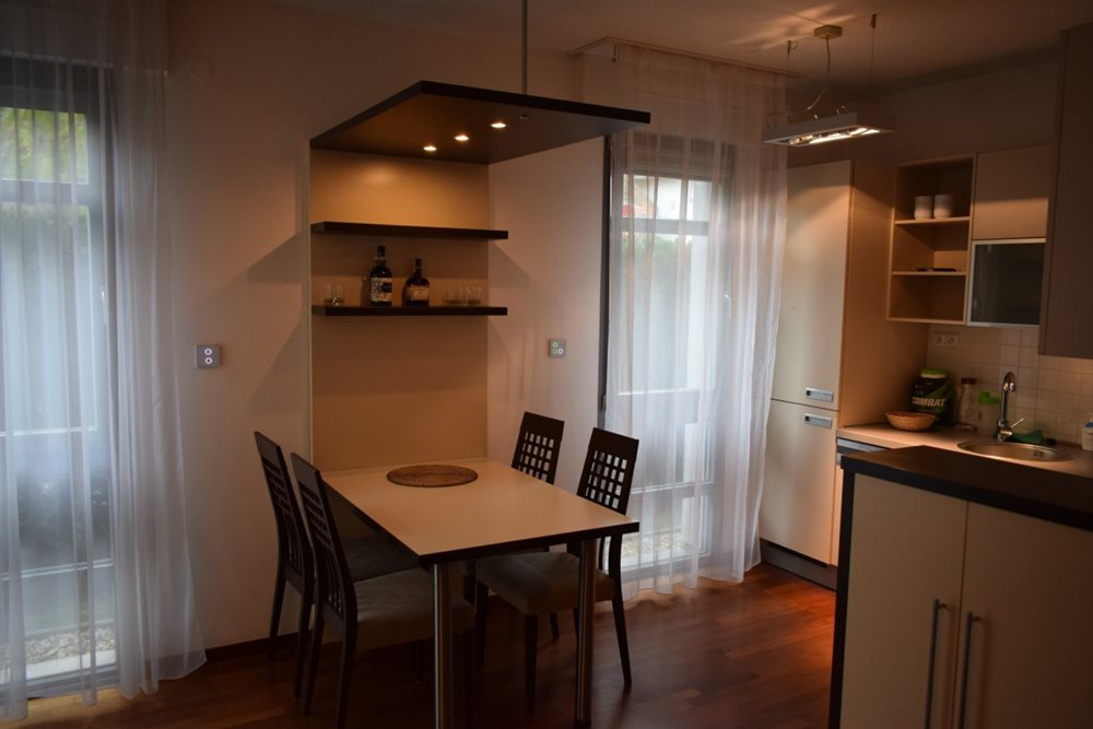 Effiziente Verbindung von Küche und Esszimmer in einer Wohnung in Prag